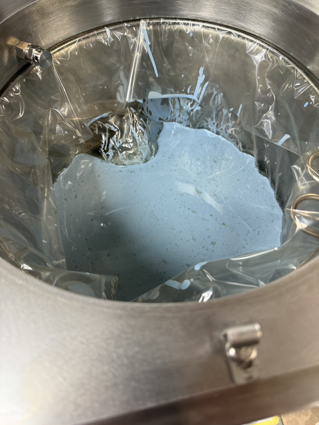 再生前の廃シンナー・廃塗料